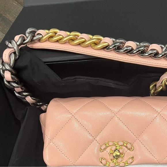 SOLD 🔴 C H A N E L 🖤 C19 belt bag with ombré chain CC waist bag ghw lambskin shw - Picture 4 of 11